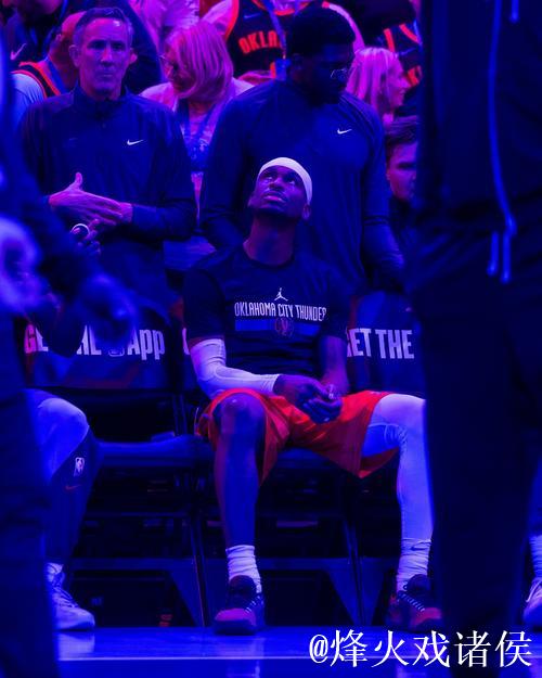 小史密斯穿着蓝色Select3.0，得到16分10篮板4助攻